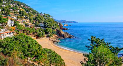 5 pax, vistas puerto blanes, junto a la playa, wifi gratis, excelente ubicación.