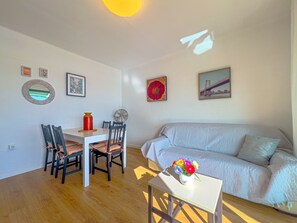 TV - 5 pax, vistas puerto blanes, junto a la playa, wifi gratis, excelente ubicación. (Blanes)