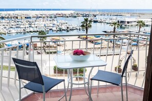 Outdoor dining - 5 pax, vistas puerto blanes, junto a la playa, wifi gratis, excelente ubicación. (Blanes)