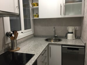 Fridge, microwave, oven, dishwasher - 5 pax, vistas puerto blanes, junto a la playa, wifi gratis, excelente ubicación. (Blanes)