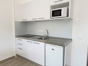 Frigorífico, microondas, cafetera o tetera y tostadora