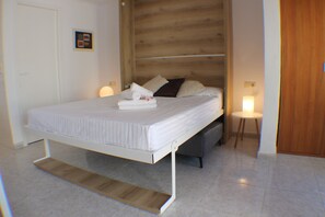 Een strijkplank/strijkijzer, gratis wifi, beddengoed