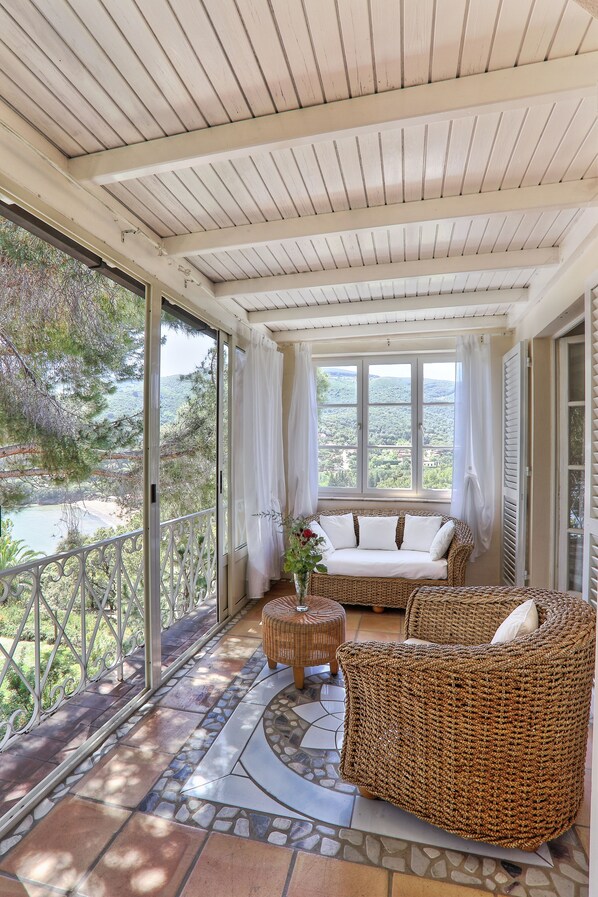 Télévision, cheminée, lecteur de DVD, table de tennis de table