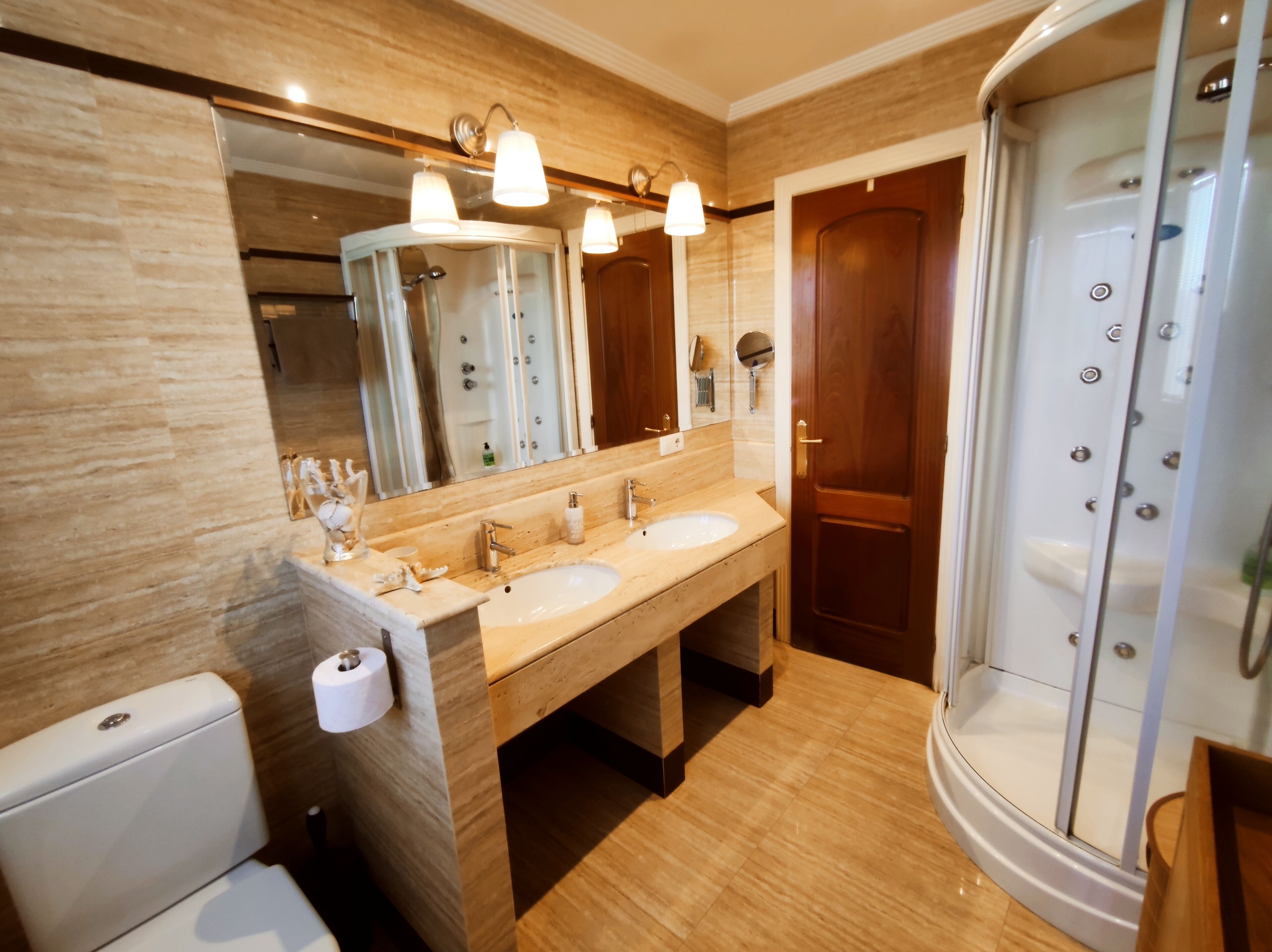 Bathtub, jetted tub, hair dryer, bidet