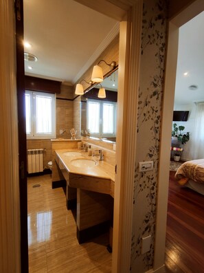 Bathtub, jetted bath, hair dryer, bidet - BEAUTIFUL HOUSE WITH POOL 5 "FROM THE HISTORIC CENTER WITH THE BEST VIEWS !! (SANTIAGO)