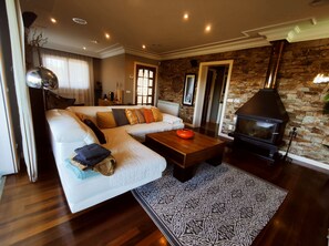 Smart TV, fireplace, table football, books - BEAUTIFUL HOUSE WITH POOL 5 "FROM THE HISTORIC CENTER WITH THE BEST VIEWS !! (SANTIAGO)