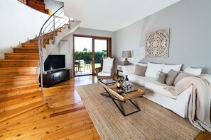 Fernseher, DVD-Player, Tischfußball, Tischtennisplatte