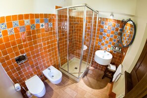 Doccia, asciugacapelli, bidet, asciugamani