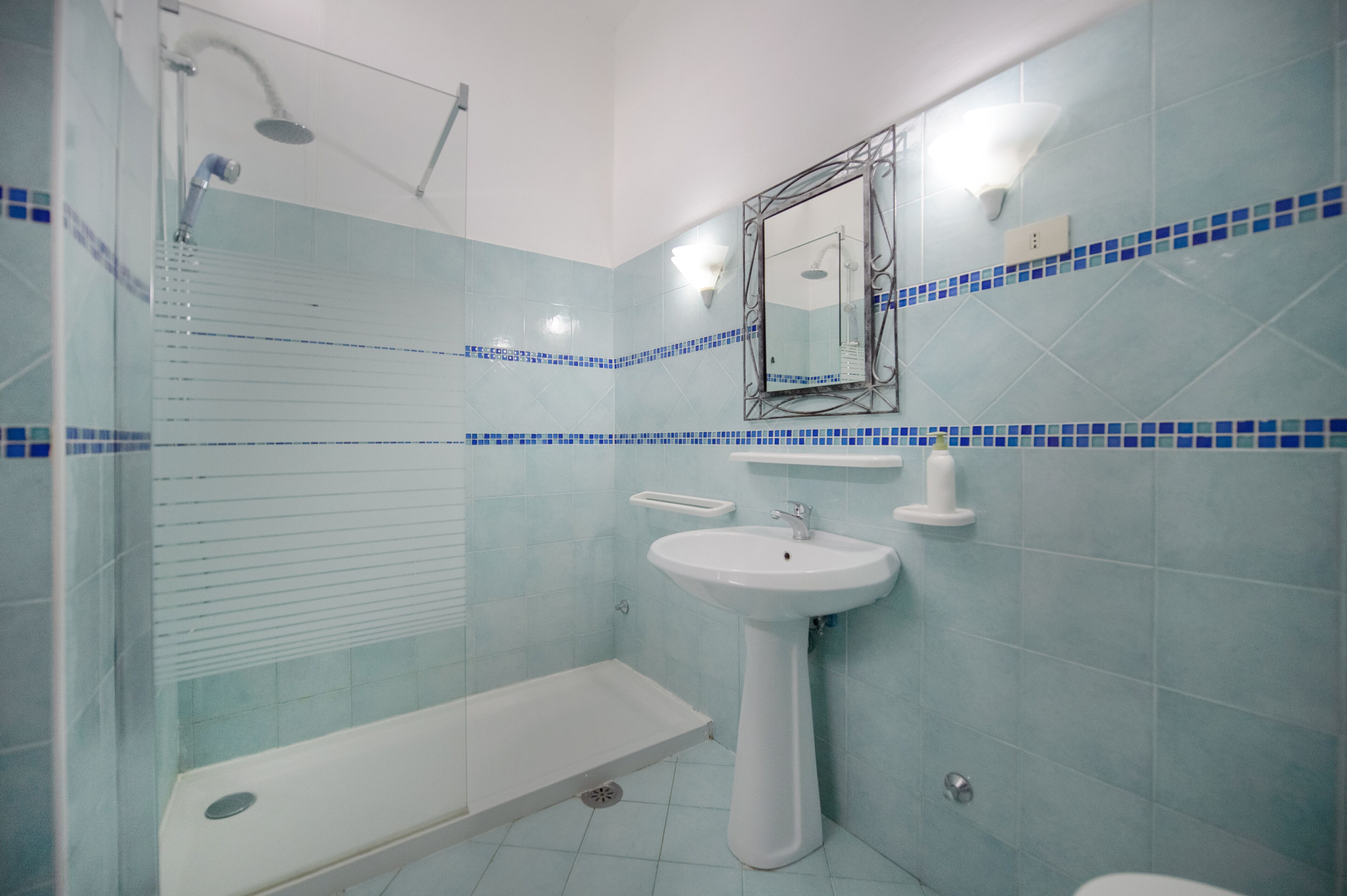 Douche, sèche-cheveux, bidet, serviettes fournies