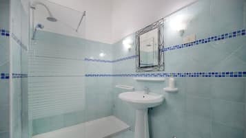 Dusche, Haartrockner, Bidet, Handtücher