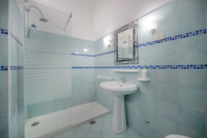 Douche, sèche-cheveux, bidet, serviettes fournies
