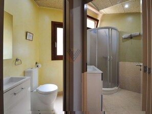 Douche, sèche-cheveux, serviettes fournies