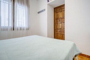 1 chambre, fer et planche à repasser