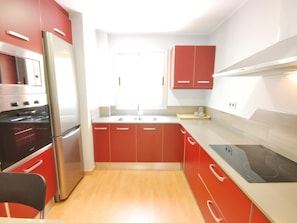 Kühlschrank, Mikrowelle, Ofen, Geschirrspüler