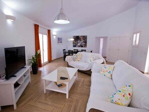 TV - Casa Encinar, villa with garden and private pool (Sa Pobla)