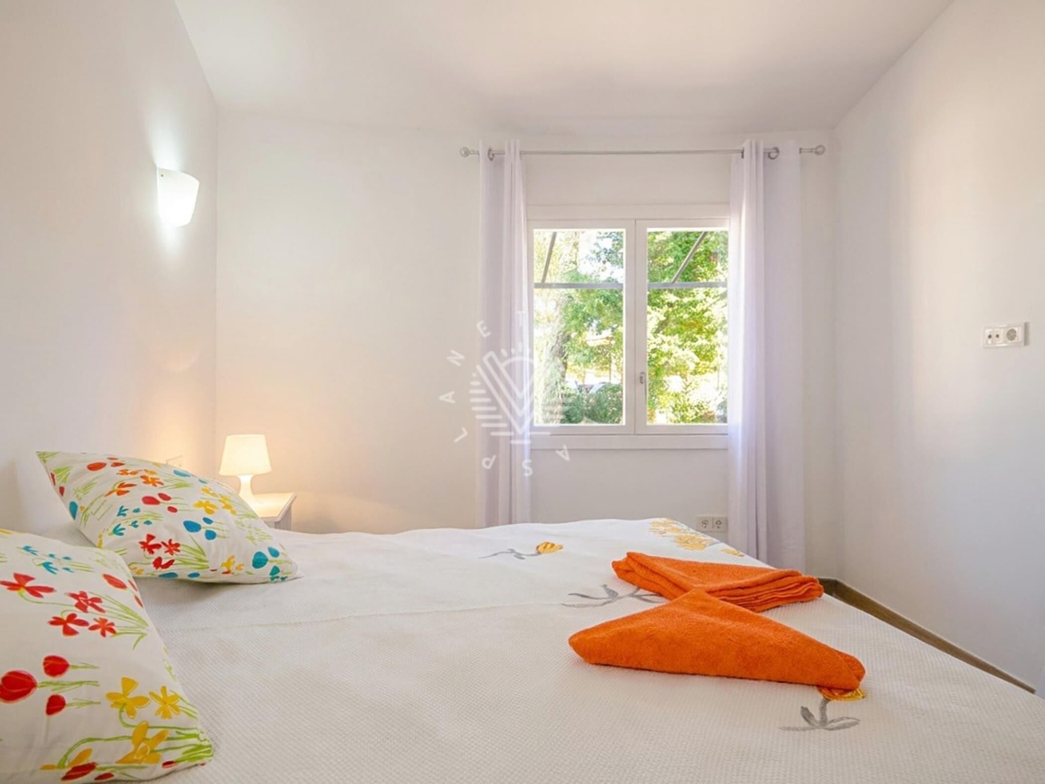 3 bedrooms, iron/ironing board, internet, bed sheets