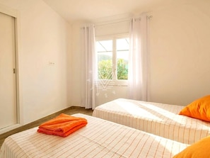 3 bedrooms, iron/ironing board, internet, bed sheets - Casa Encinar, villa with garden and private pool (Sa Pobla)