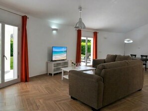TV - Casa Encinar, villa with garden and private pool (Sa Pobla)