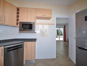 Een koelkast, een microgolfoven, een oven, een vaatwasser