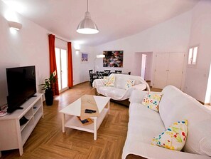 TV - Casa Encinar, villa with garden and private pool (Sa Pobla)
