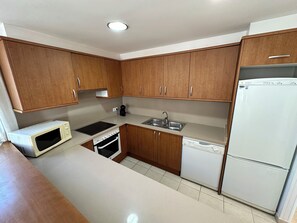 Een koelkast, een microgolfoven, een oven, een vaatwasser