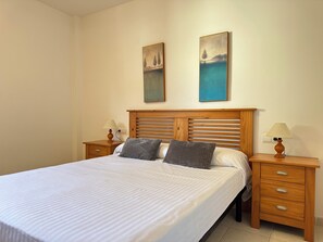 3 slaapkamers, een strijkplank/strijkijzer, gratis wifi, beddengoed