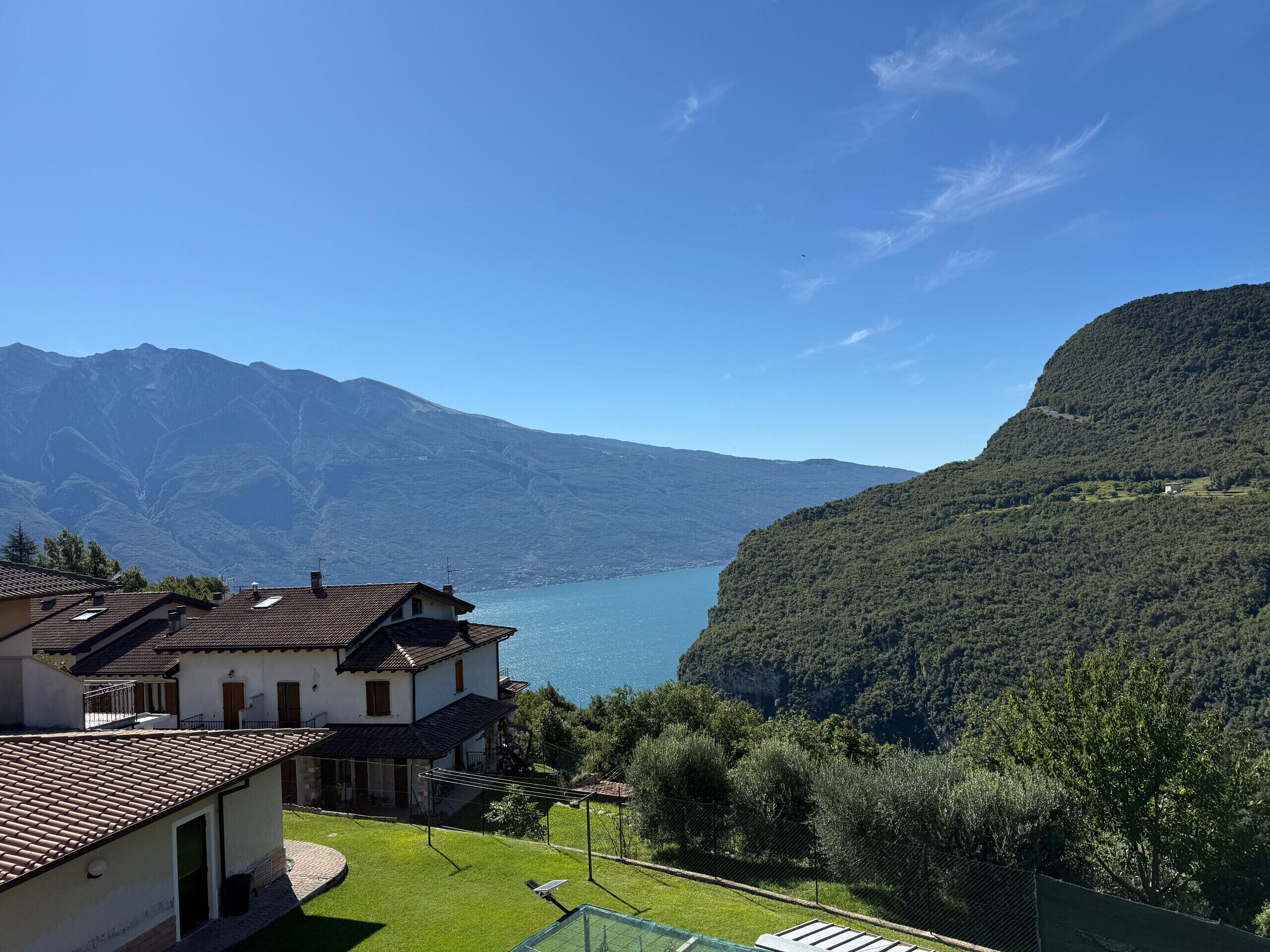 Ein Haus mit Blick auf einen See und Berge.