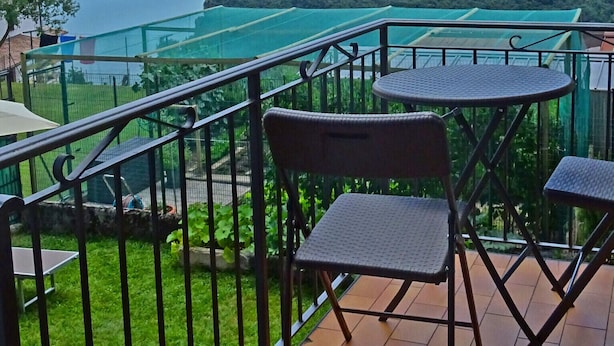 Een balkon met uitzicht op een meer en bergen.