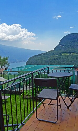 Ein Balkon mit Blick auf einen See und Berge.