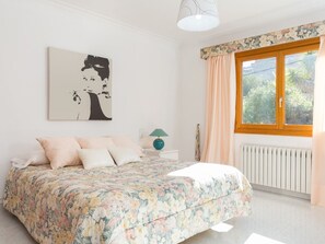 4 bedrooms, iron/ironing board, Internet, bed sheets