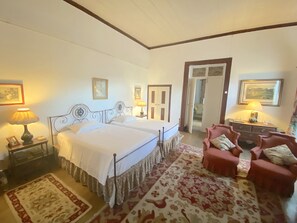 7 habitaciones, escritorio y tabla de planchar con plancha