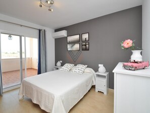 4 Schlafzimmer, Bügeleisen/Bügelbrett, Internetzugang, Bettwäsche