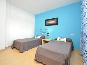 4 dormitorios, tabla de planchar con plancha, Internet y ropa de cama