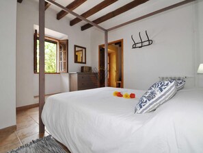 4 عدّة غرف نوم ومكواة/لوح كي وخدمة الإنترنت وملاءات أسرّة