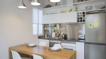 Fridge, microwave, oven, coffee/tea maker