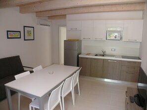 Réfrigérateur, micro-ondes, plaque de cuisson, lave-vaisselle