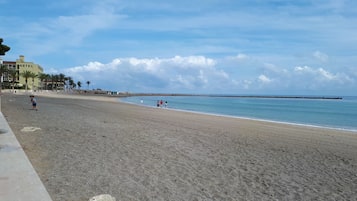 Playa en los alrededores y toallas de playa 