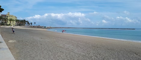 Una playa cerca, toallas de playa