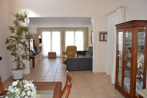 Smart TV, DVD player, table tennis, stereo