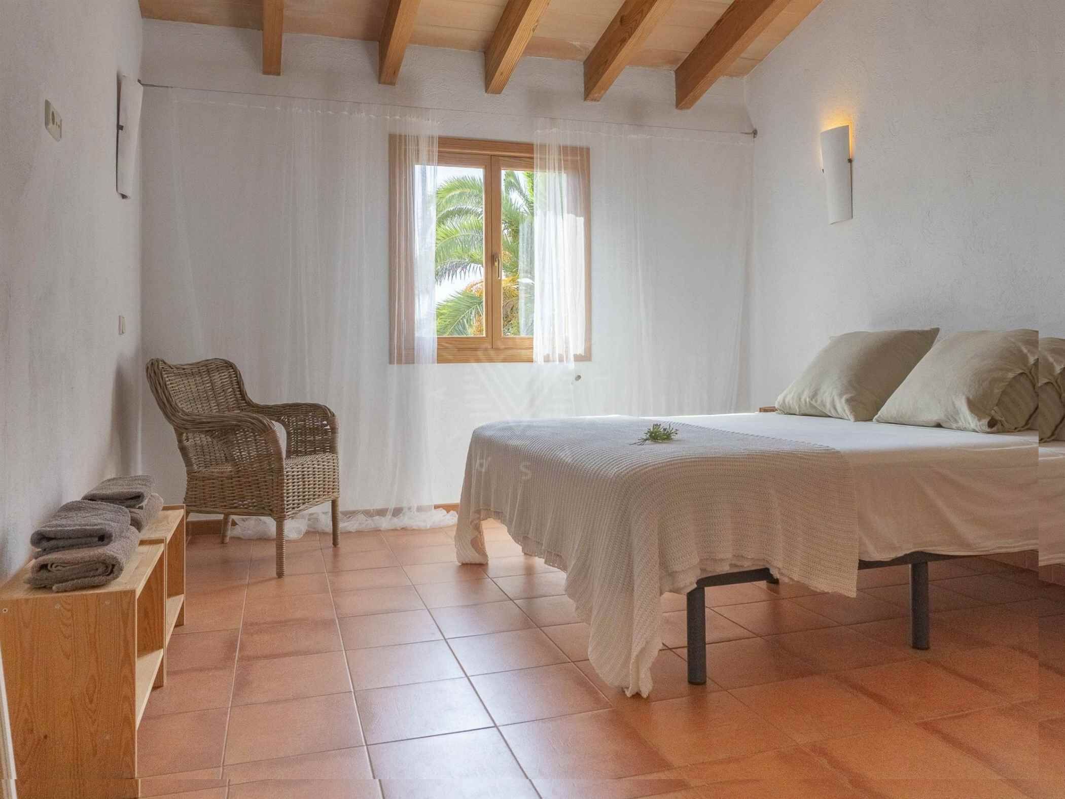 3 bedrooms, iron/ironing board, internet, bed sheets