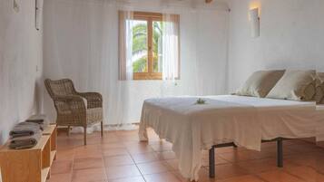 3 bedrooms, iron/ironing board, internet, bed sheets