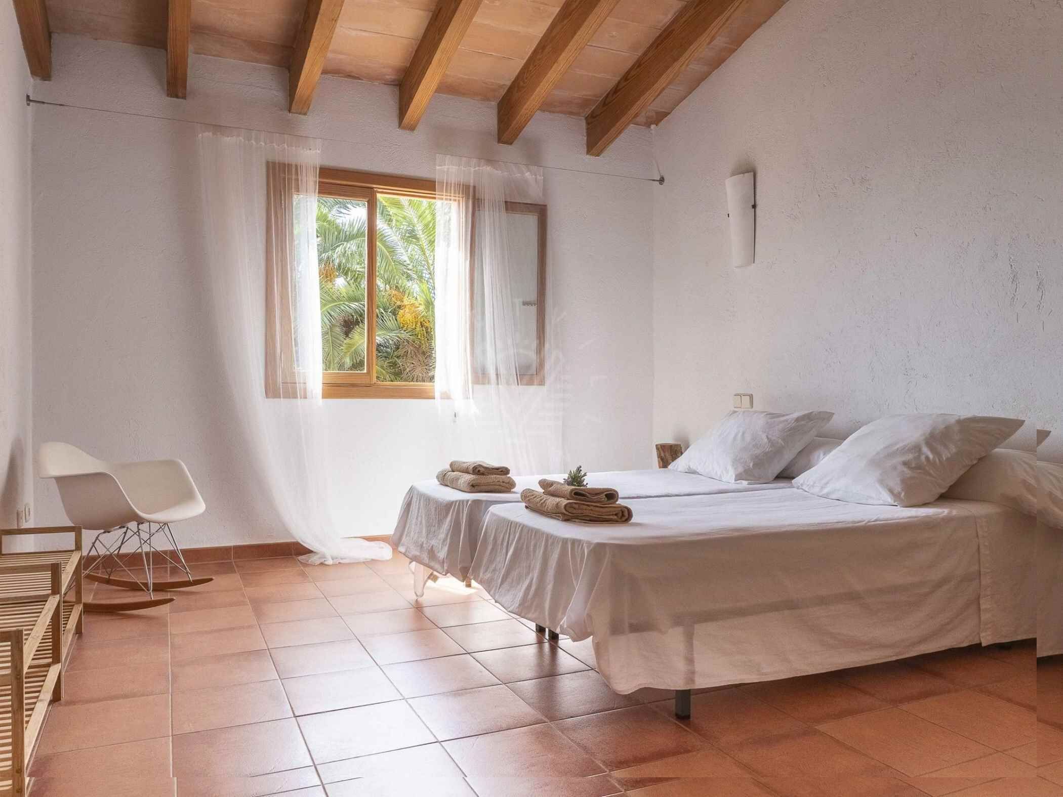3 bedrooms, iron/ironing board, internet, bed sheets