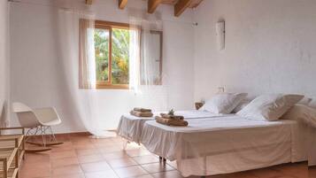 3 bedrooms, iron/ironing board, internet, bed sheets