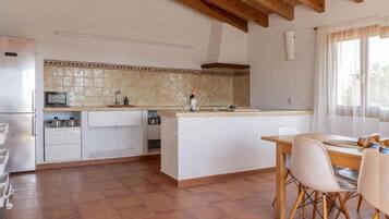 Een koelkast, een microgolfoven, een oven