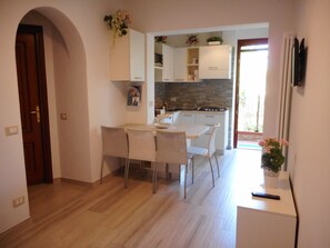 Dining - Amaryllis vacation homes - daisy apartment CODE CIN; IT011002B4COYDJRPS (Romito Magra)