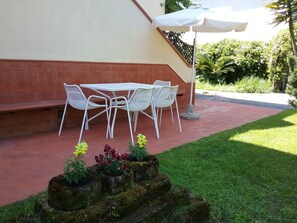 Outdoor dining - Amaryllis vacation homes - daisy apartment CODE CIN; IT011002B4COYDJRPS (Romito Magra)