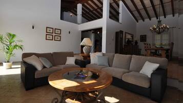 Een televisie, een open haard en een dvd-speler