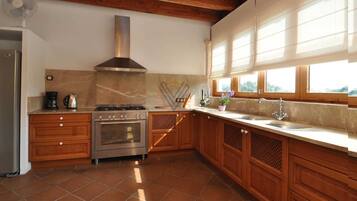 Een koelkast, een magnetron, een oven, een vaatwasser