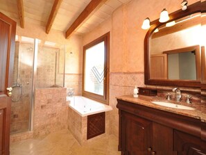 Bañera, secador de pelo y toallas