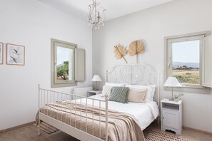 3 slaapkamers, een bureau, een strijkplank/strijkijzer, reisbedje